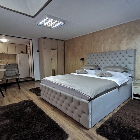 Shelby Accommodation -Adult Only- Sinaia Luaran gambar