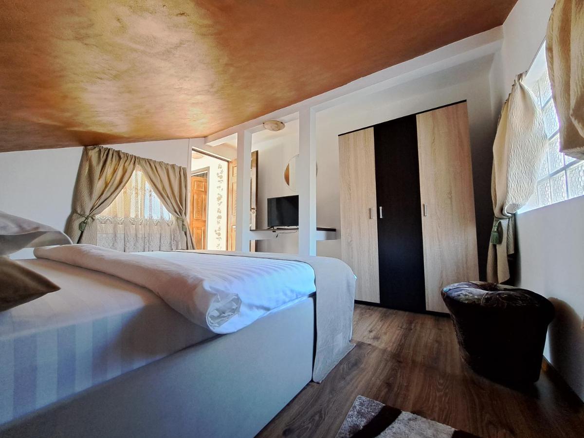 Shelby Accommodation -Adult Only- Sinaia Luaran gambar