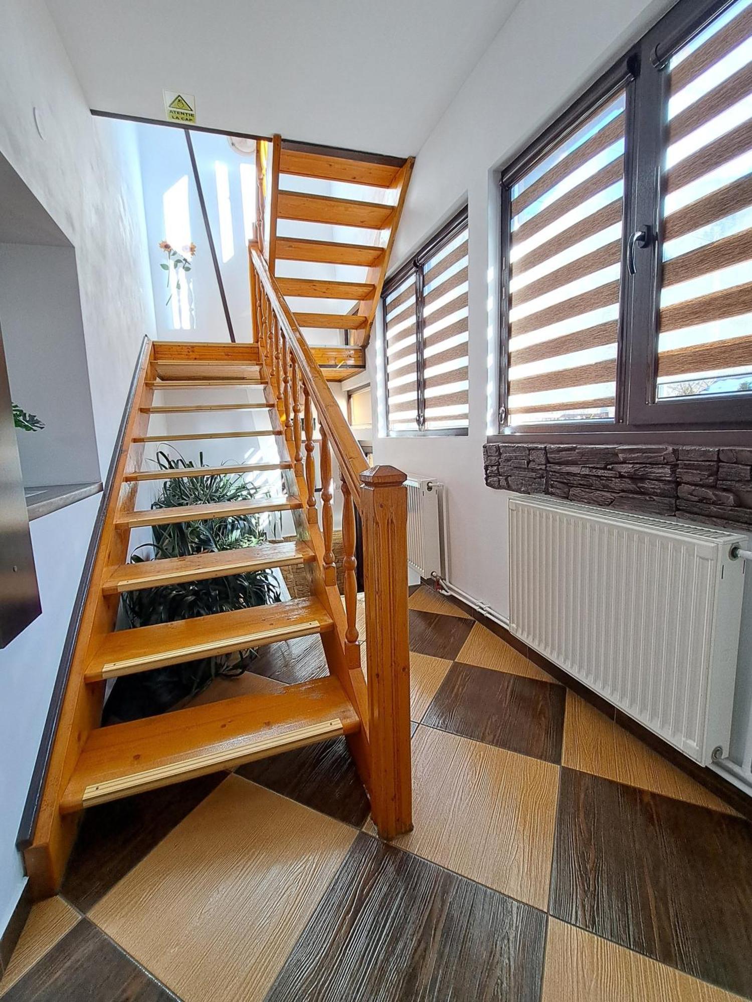 Shelby Accommodation -Adult Only- Sinaia Luaran gambar