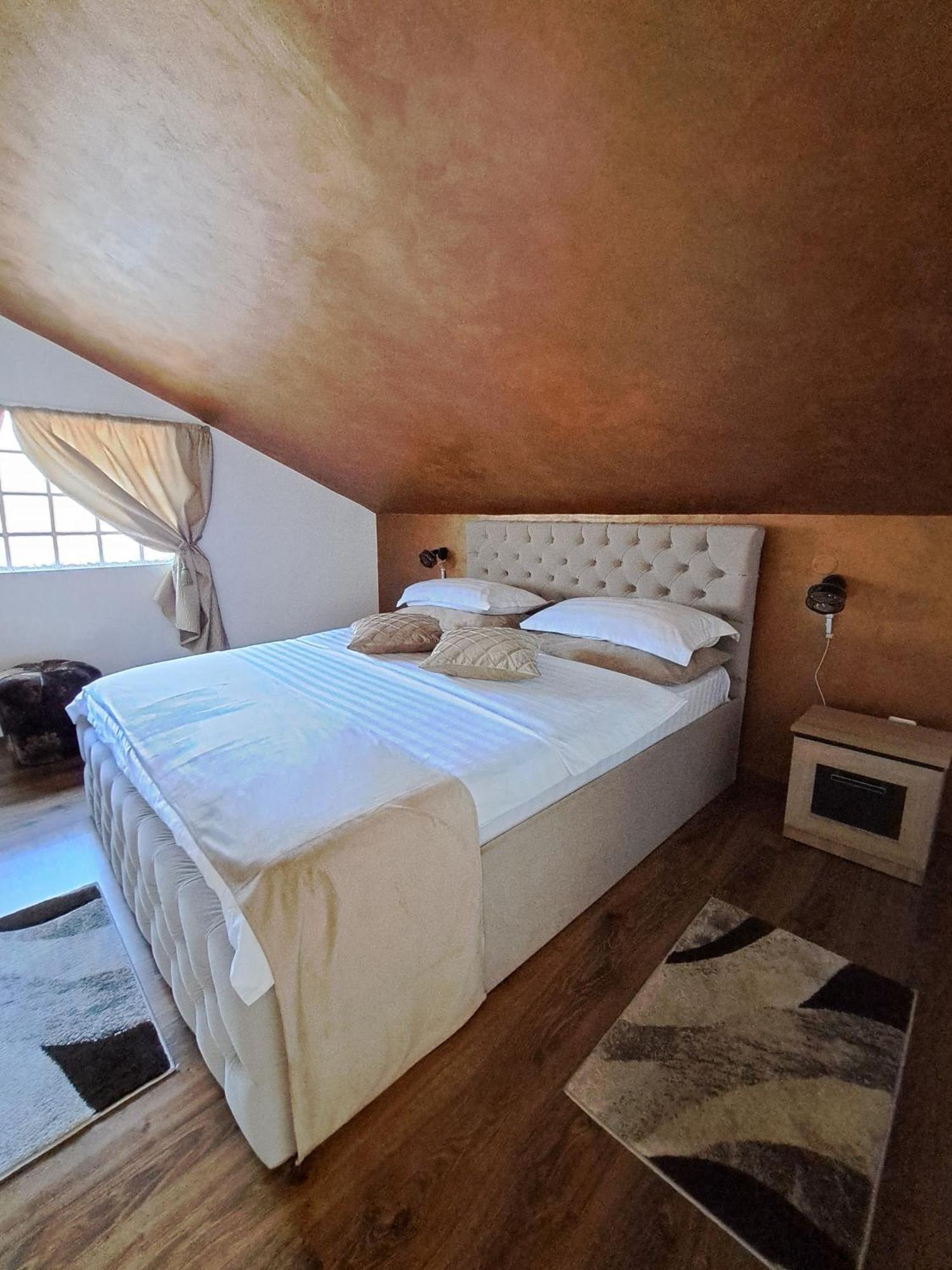Shelby Accommodation -Adult Only- Sinaia Luaran gambar