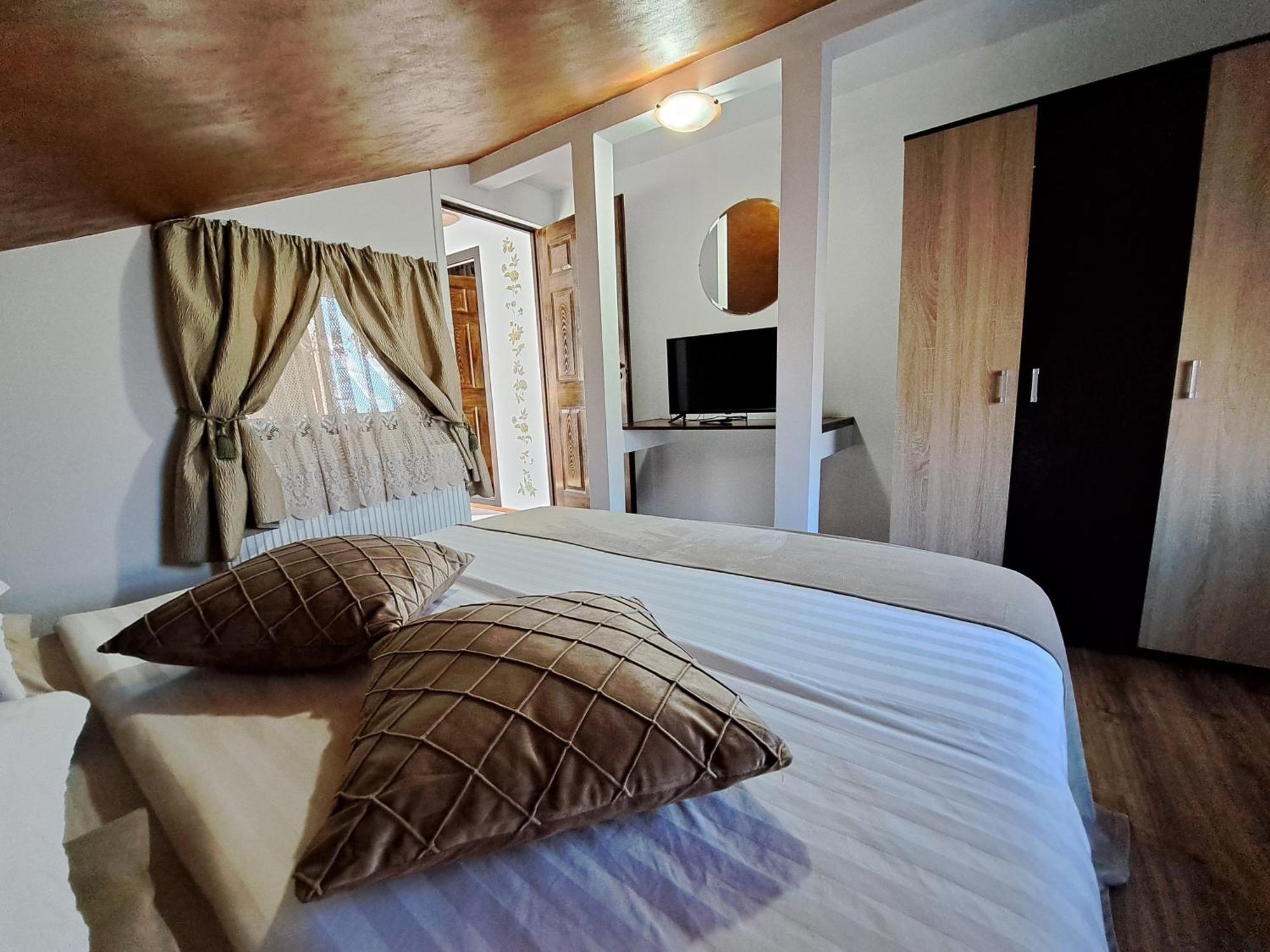 Shelby Accommodation -Adult Only- Sinaia Luaran gambar