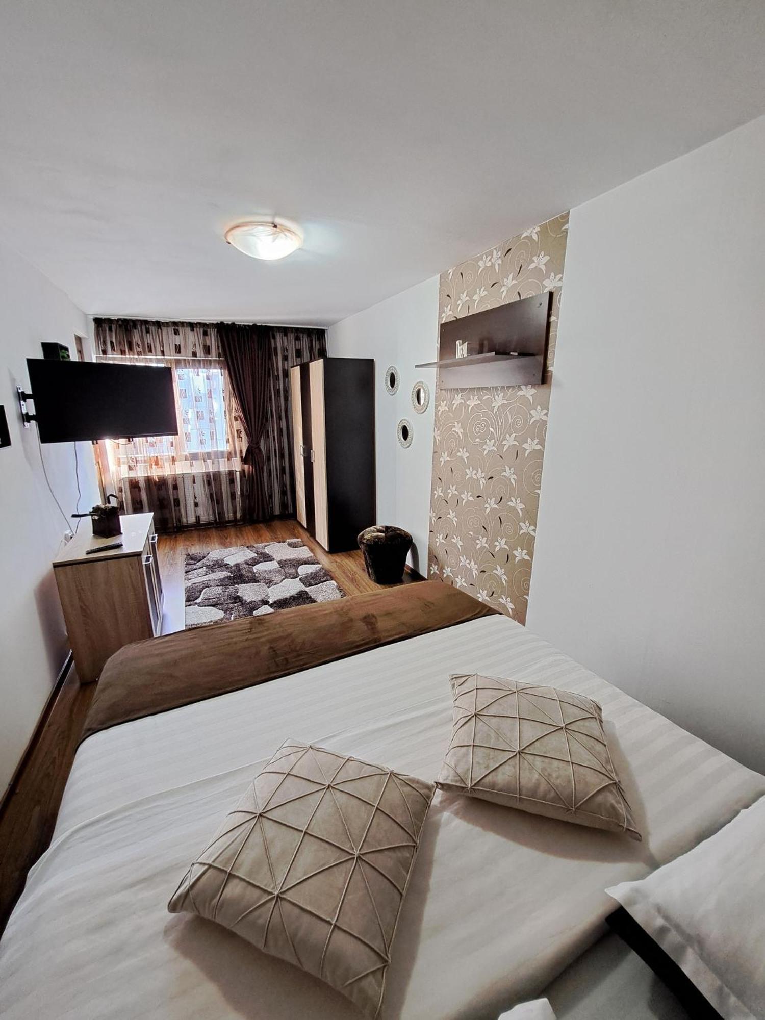 Shelby Accommodation -Adult Only- Sinaia Luaran gambar