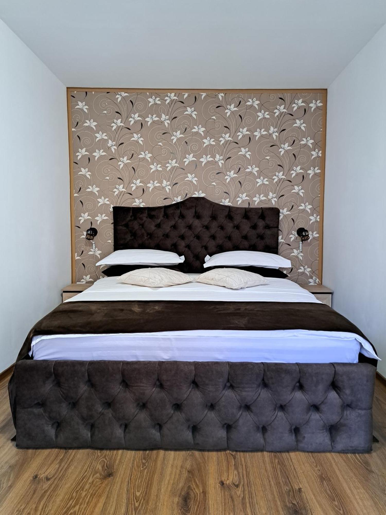 Shelby Accommodation -Adult Only- Sinaia Luaran gambar