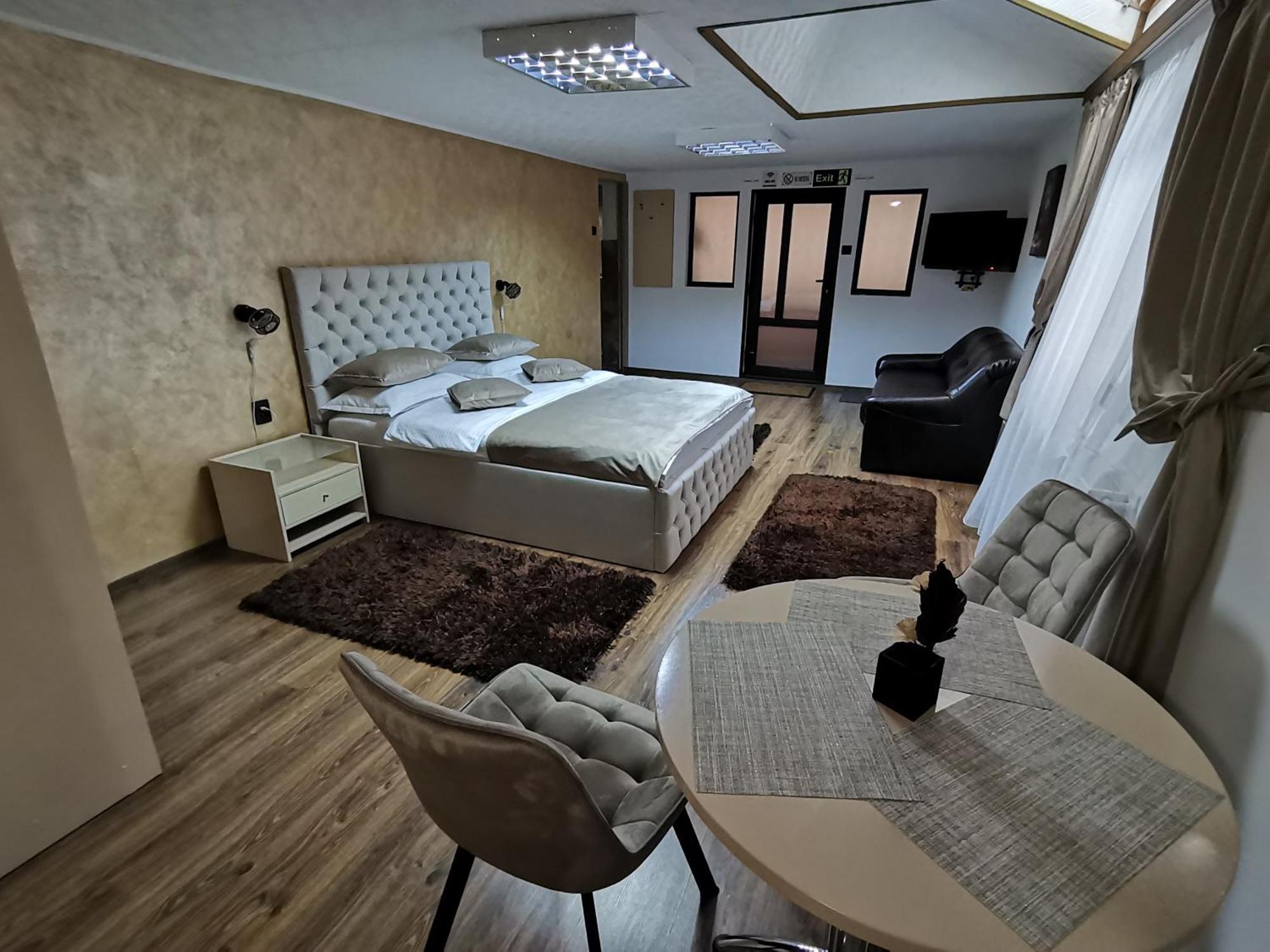 Shelby Accommodation -Adult Only- Sinaia Luaran gambar