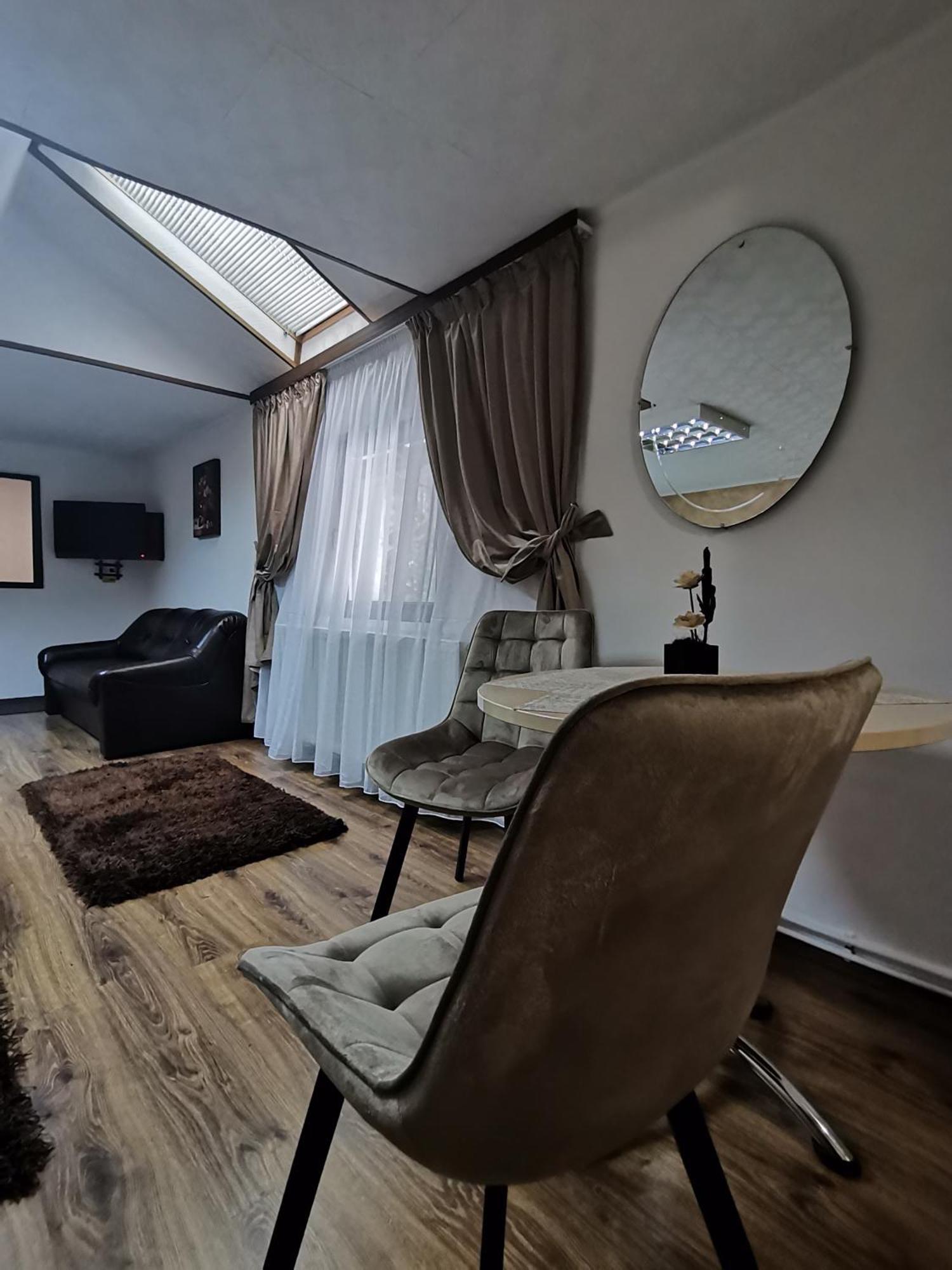 Shelby Accommodation -Adult Only- Sinaia Luaran gambar