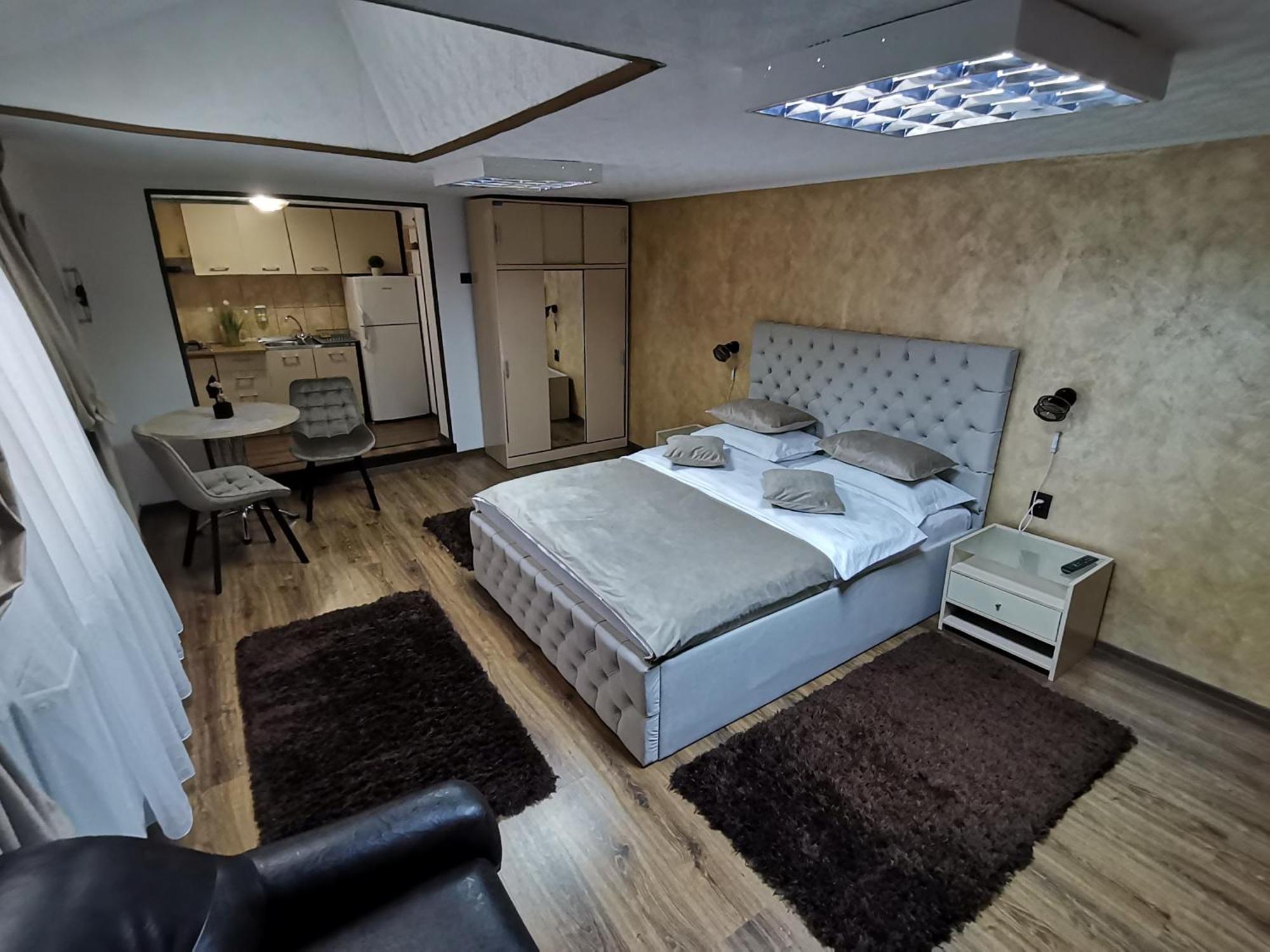 Shelby Accommodation -Adult Only- Sinaia Luaran gambar