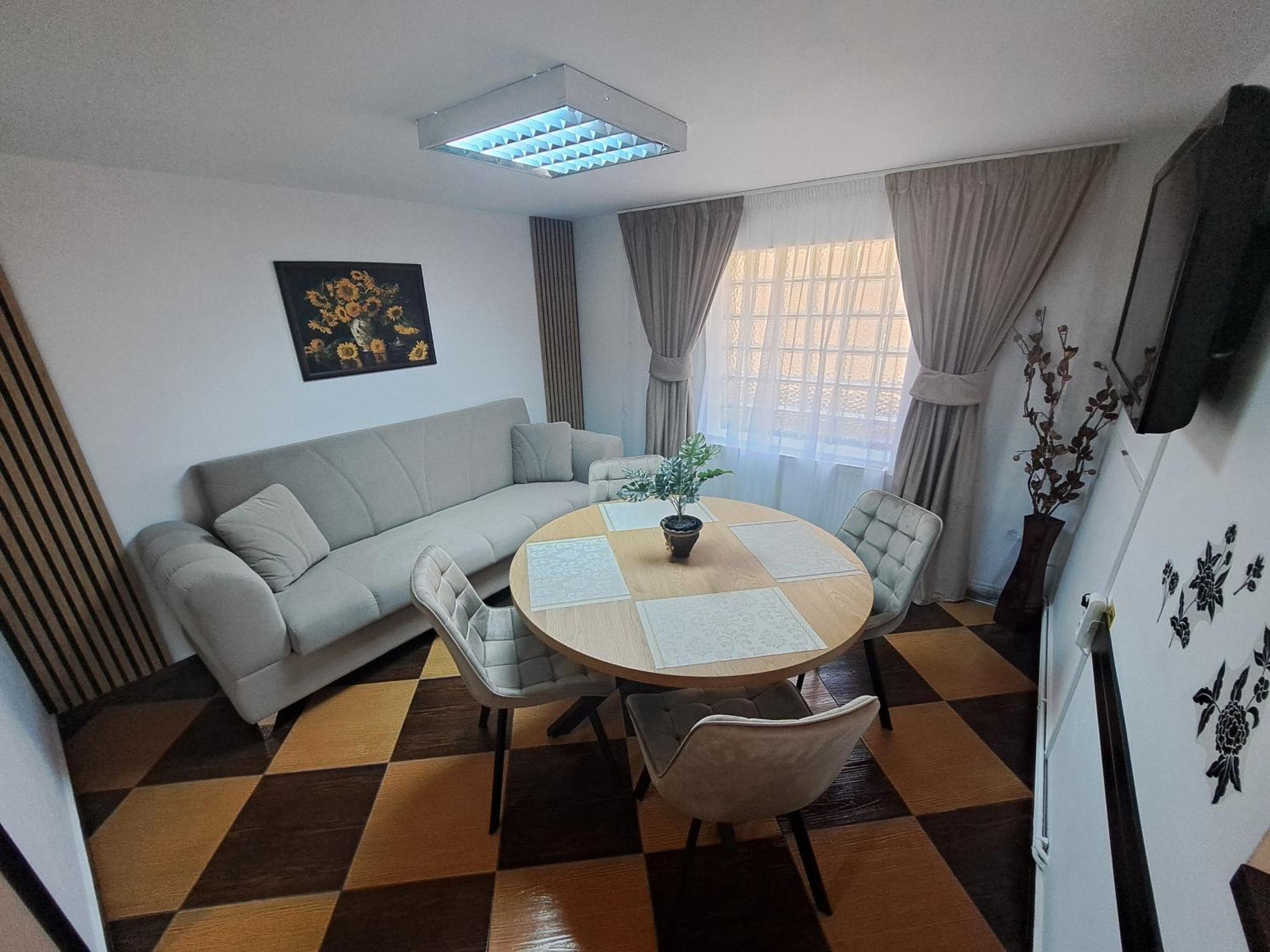 Shelby Accommodation -Adult Only- Sinaia Luaran gambar