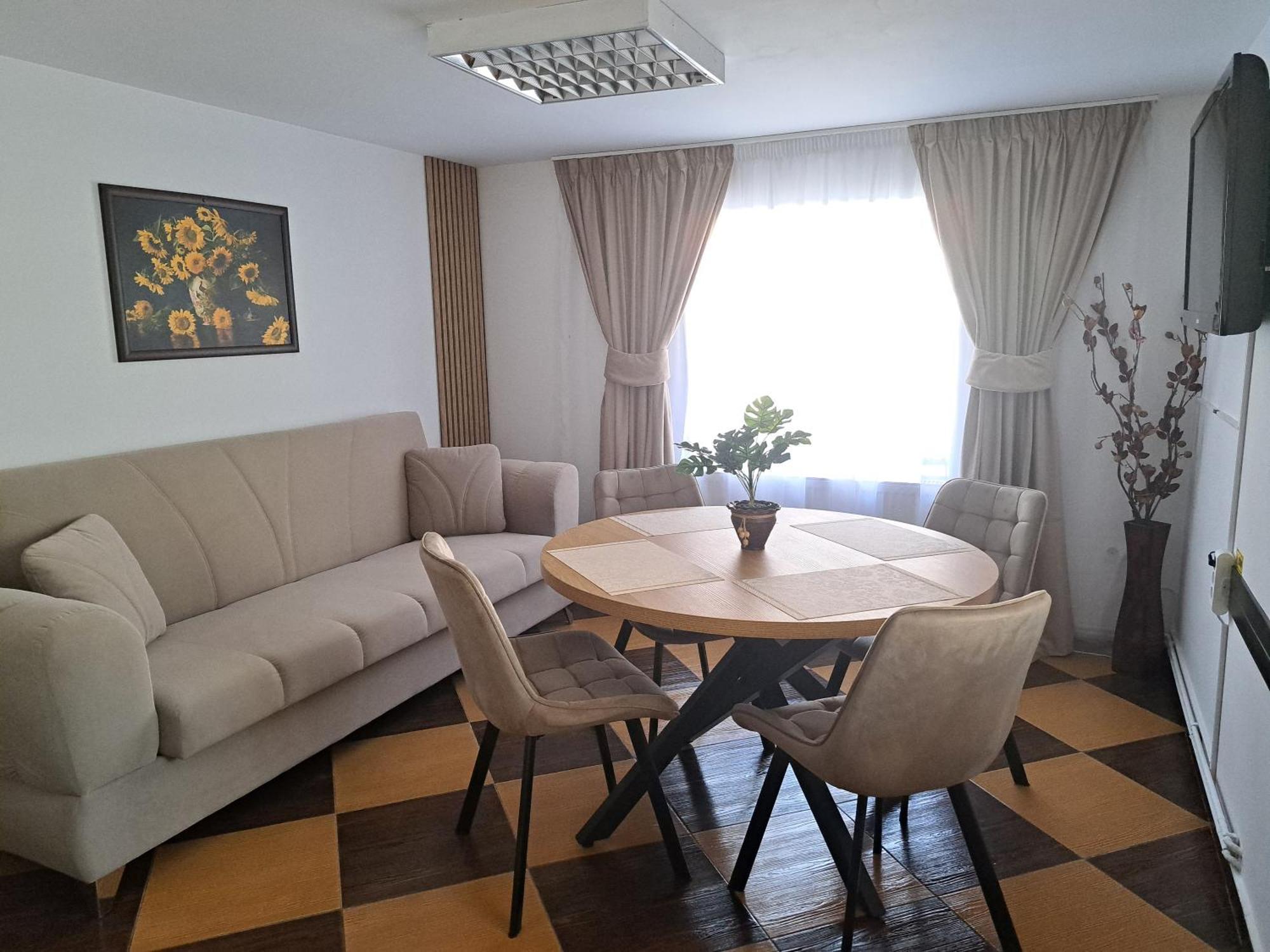 Shelby Accommodation -Adult Only- Sinaia Luaran gambar