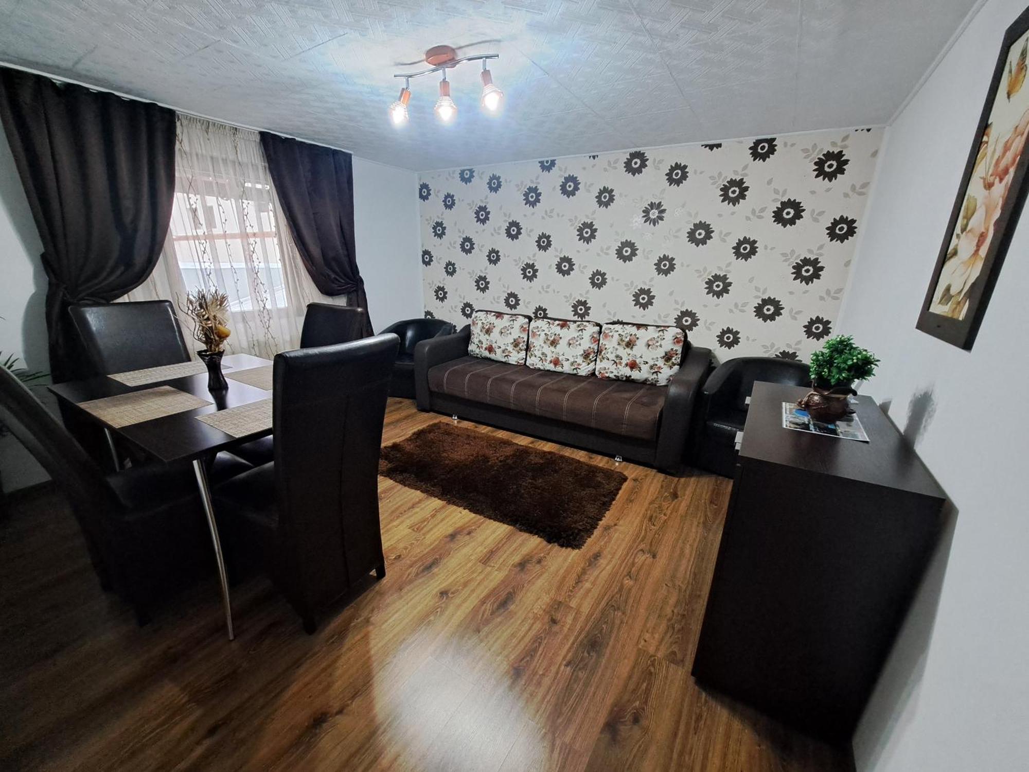 Shelby Accommodation -Adult Only- Sinaia Luaran gambar